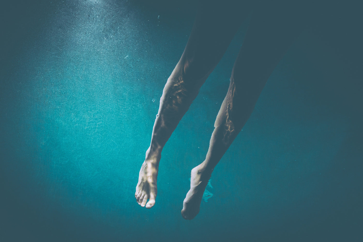 Why Do My Legs Sink When I Swim? Causes and Fixes