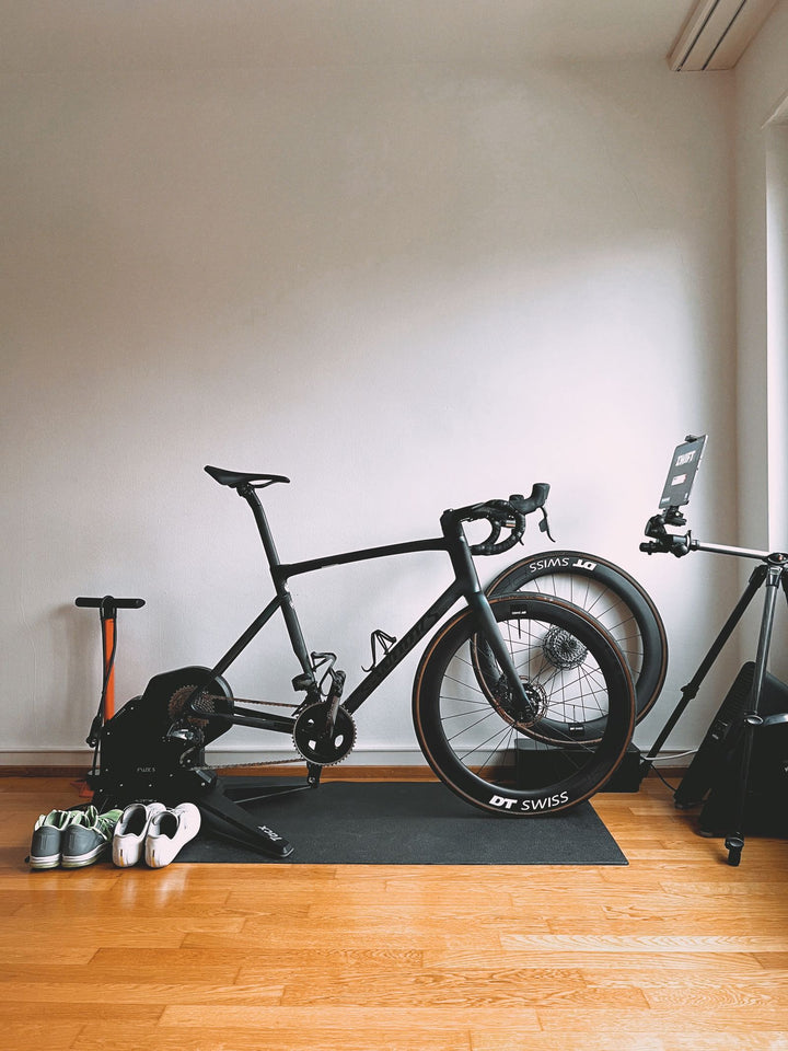 Road bike mounted on an indoor smart trainer for structured cycling workouts